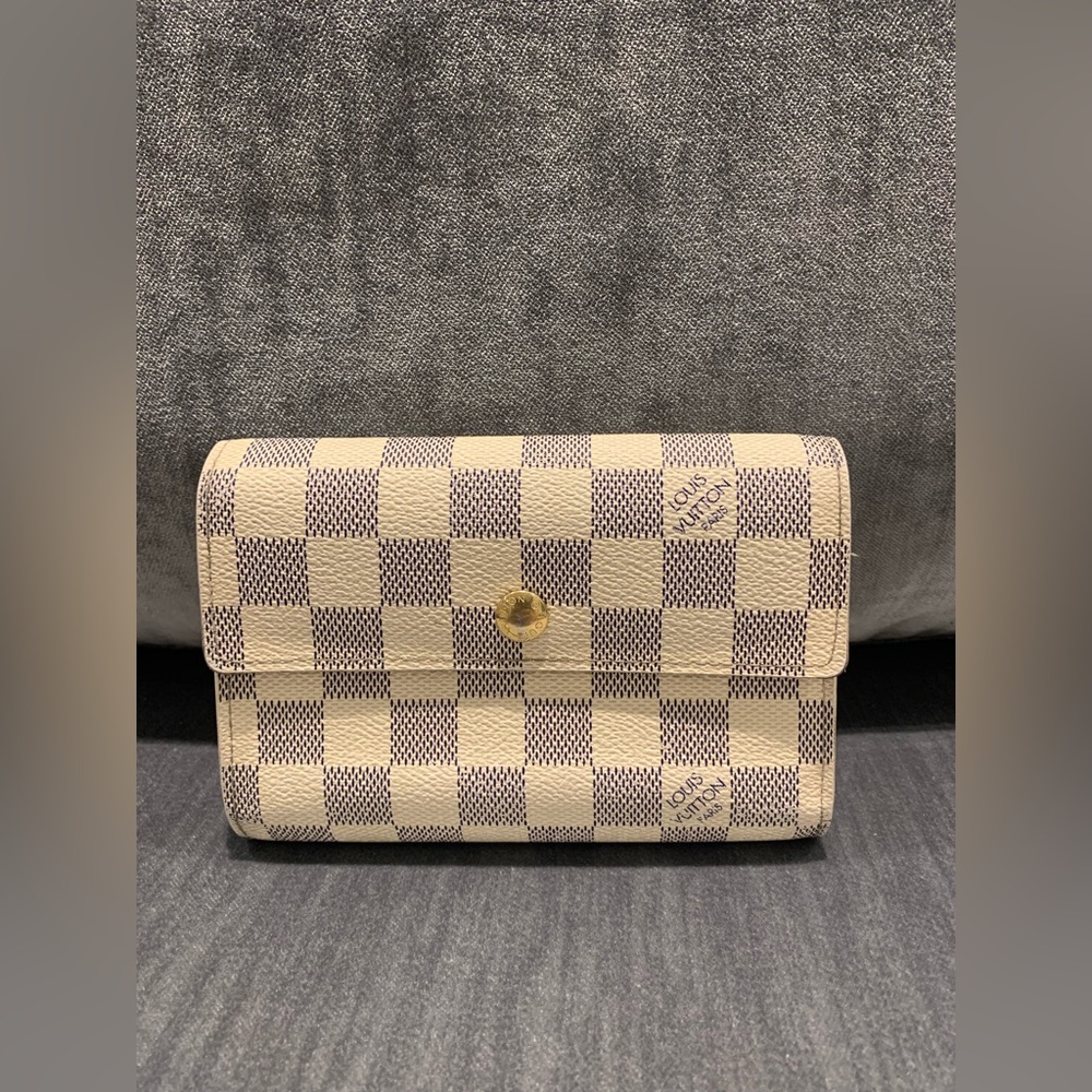 Louis Vuitton Medium Wallet